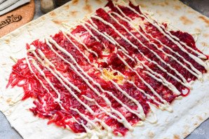 Рулет из лаваша со свеклой и селедкой Рулет из лаваша со свеклой и селедкой