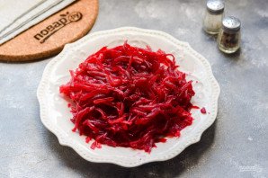 Рулет из лаваша со свеклой и селедкой Рулет из лаваша со свеклой и селедкой