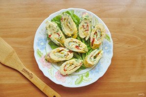 Рулет из омлета с овощами
