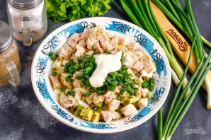 Салат из авокадо с курицей