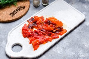 Салат из печеного болгарского перца с помидорами