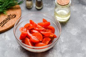 Салат из печеного болгарского перца с помидорами