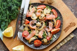 Салат с красной рыбой и шампиньонами Салат с красной рыбой и шампиньонами