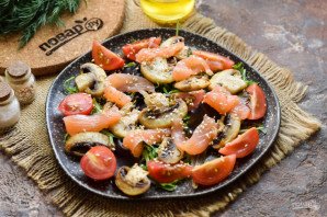 Салат с красной рыбой и шампиньонами Салат с красной рыбой и шампиньонами