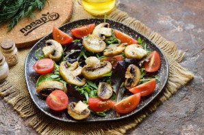 Салат с красной рыбой и шампиньонами Салат с красной рыбой и шампиньонами