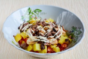 Салат с мидиями и овощами