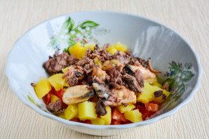 Салат с мидиями и овощами Салат с мидиями и овощами