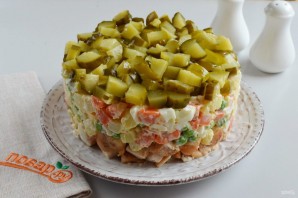 Слоеный салат из курицы