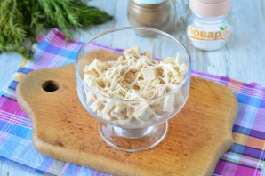 Слоеный салат с курицей и кукурузой