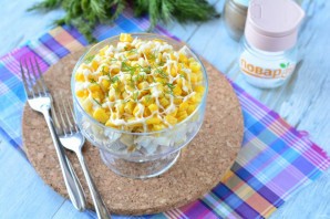 Слоеный салат с курицей и кукурузой