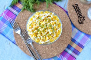 Слоеный салат с курицей и кукурузой