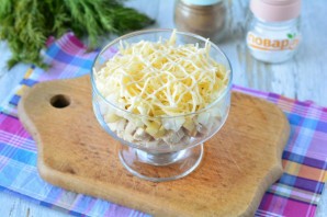 Слоеный салат с курицей и кукурузой