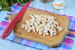 Слоеный салат с курицей и кукурузой