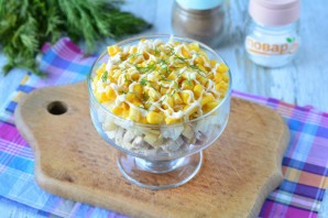 Слоеный салат с курицей и кукурузой