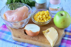 Слоеный салат с курицей и кукурузой