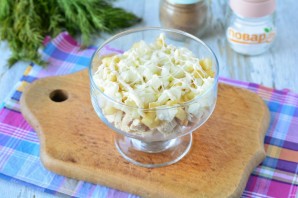 Слоеный салат с курицей и кукурузой