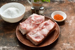 Соленое сало с красным перцем