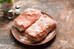 Соленое сало с красным перцем