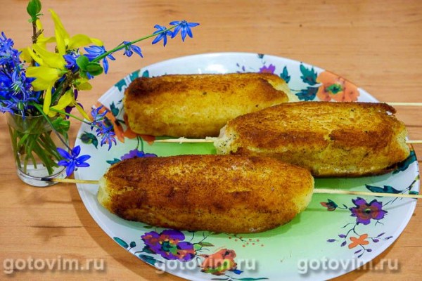 Сосиски с сыром в картофельном пюре на шпажках