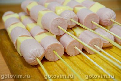 Сосиски с сыром в картофельном пюре на шпажках