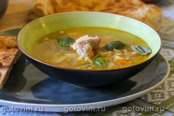 Суп из говядины с помидорами и консервированным зеленым горошком