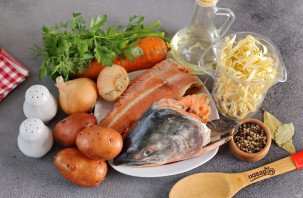 Суп с лапшой и лососем