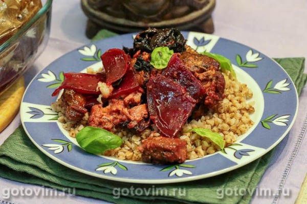 Свинина со свеклой и черносливом