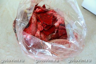 Свинина со свеклой и черносливом