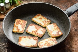 Жареный адыгейский сыр с помидорами