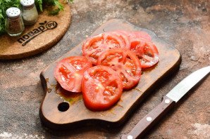 Жареный адыгейский сыр с помидорами