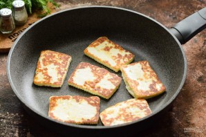 Жареный адыгейский сыр с помидорами