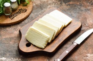 Жареный адыгейский сыр с помидорами