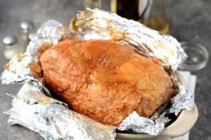 Буженина с морковью и чесноком Буженина с морковью и чесноком