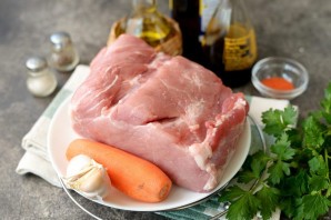 Буженина с морковью и чесноком Буженина с морковью и чесноком