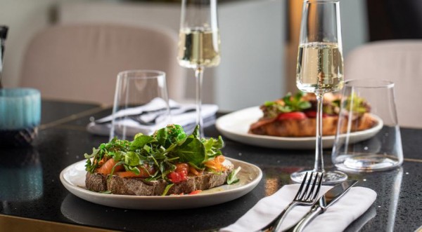 Цельнозерновой тост со слабосоленым лососем и водорослями чука, пошаговый рецепт с фото