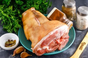 Домашняя колбаса из свинины в бутылке