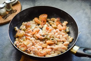 Фасоль с морепродуктами