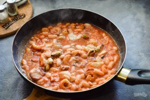 Фасоль с морепродуктами