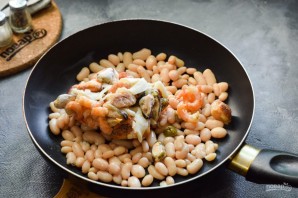 Фасоль с морепродуктами