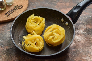 Гнезда из макарон с индейкой