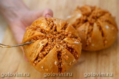 Горячие булочки, фаршированные мясным фаршем и сыром Горячие булочки, фаршированные мясным фаршем и сыром