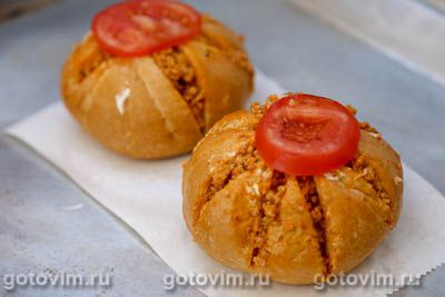 Горячие булочки, фаршированные мясным фаршем и сыром Горячие булочки, фаршированные мясным фаршем и сыром