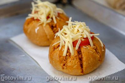 Горячие булочки, фаршированные мясным фаршем и сыром Горячие булочки, фаршированные мясным фаршем и сыром