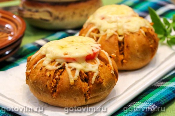 Горячие булочки, фаршированные мясным фаршем и сыром Горячие булочки, фаршированные мясным фаршем и сыром