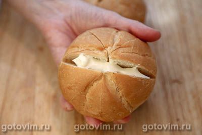 Горячие булочки, фаршированные мясным фаршем и сыром Горячие булочки, фаршированные мясным фаршем и сыром