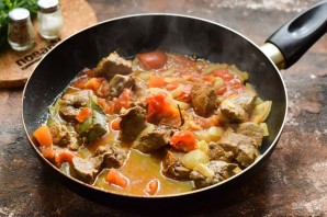 Говяжья печень тушеная с помидорами