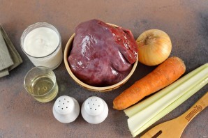 Говяжья печень тушеная с сельдереем