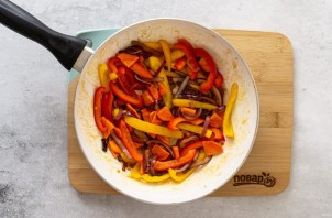 Карамелизированные овощи в сковороде