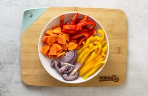 Карамелизированные овощи в сковороде