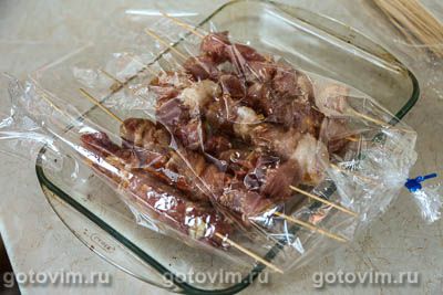 Мясо на шпажках в духовке, запеченное в рукаве Мясо на шпажках в духовке, запеченное в рукаве